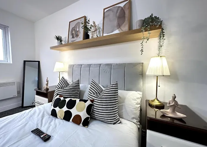 Chic Birmingham Studio With Natural Light!